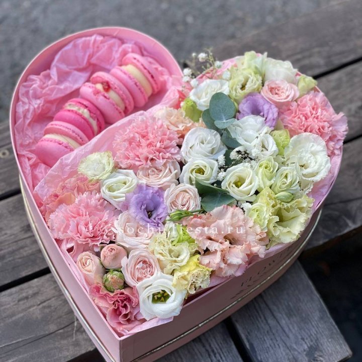 Бокс-сердце с макарон "Пинк" в Владимире