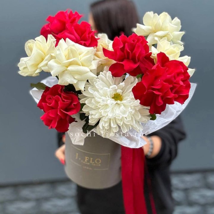 Французские розы с хризантемой в боксе в Владимире