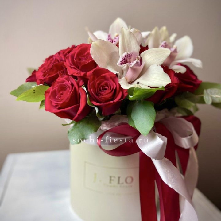 Розы и орхидеи в боксе в Владимире