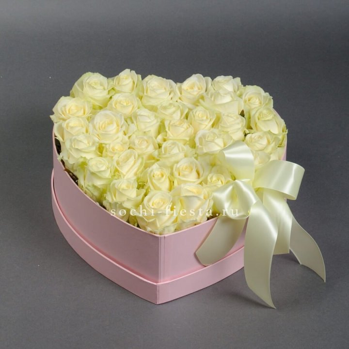 35 белых роз в коробке "Сердце" в Владимире
