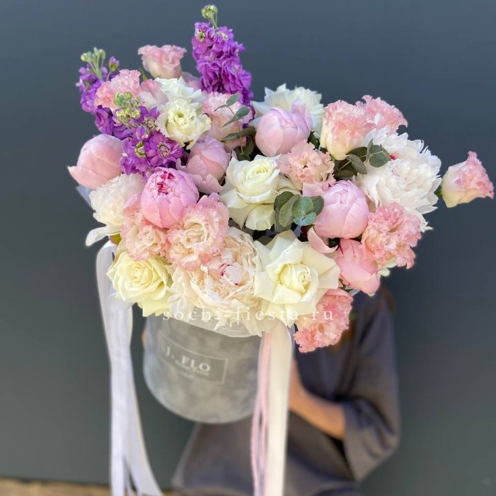 Дизайнерский цилиндр с пионами "Ривьера" в Владимире