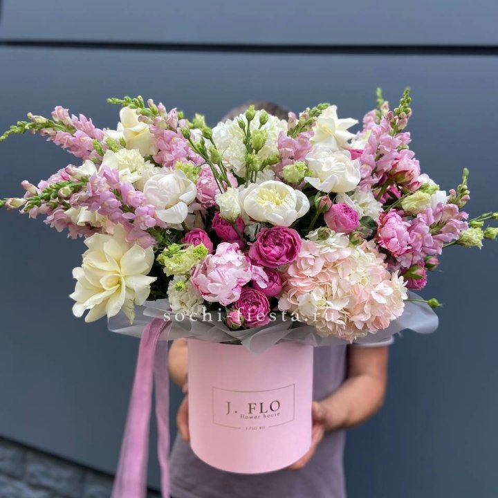 Дизайнерский цилиндр с пионами "Саманта" в Владимире