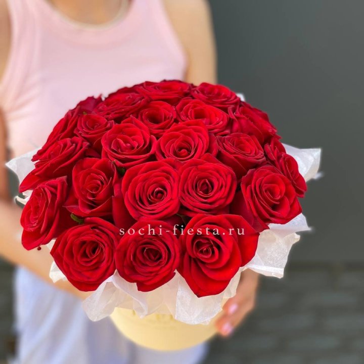 Красные розы в цилиндре в Владимире