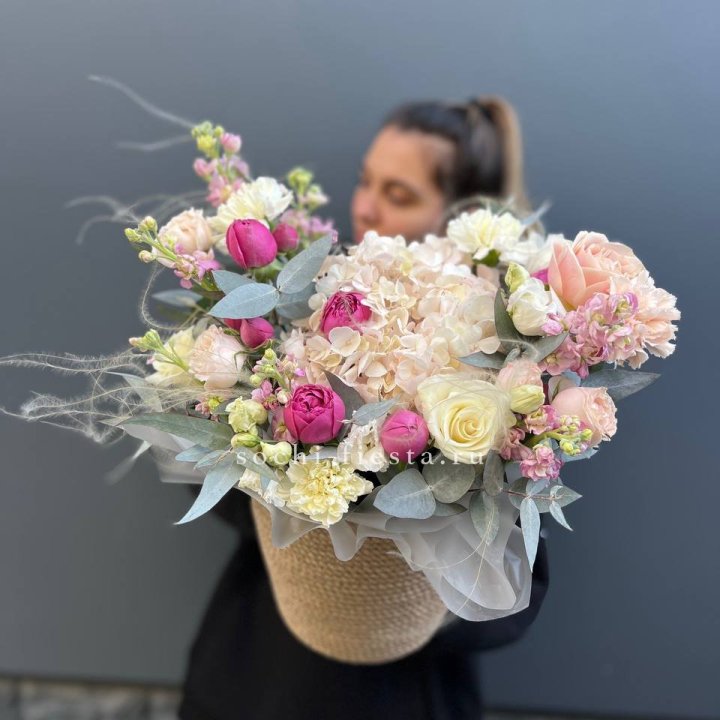 Цветочная композиция в джутовом боксе  в Владимире