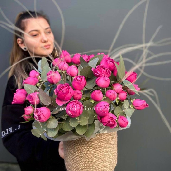 Пионовидные розы Мисти Бабблс в джутовом кашпо в Владимире