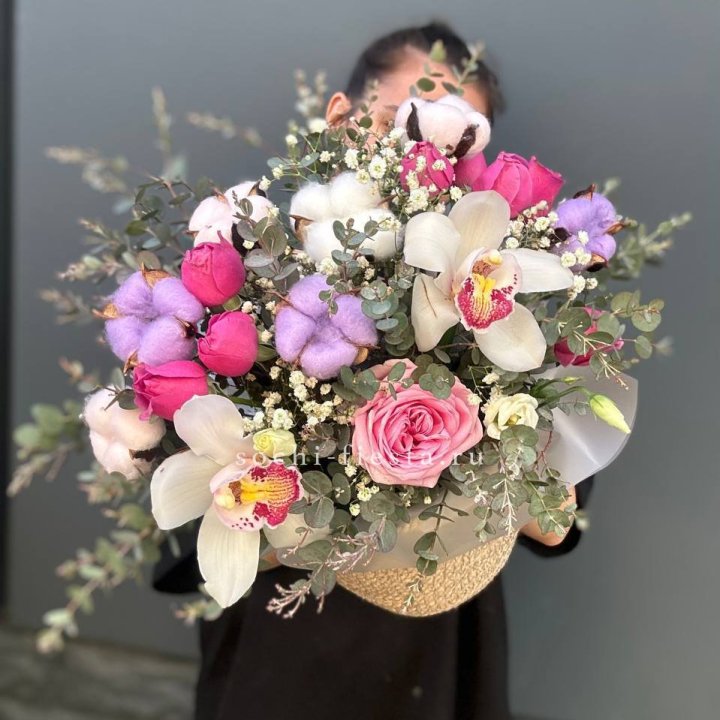 Орхидея и розы в джутовом кашпо в Владимире