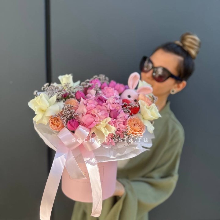 Дизайнерский цилиндр с игрушкой "Лола" в Владимире