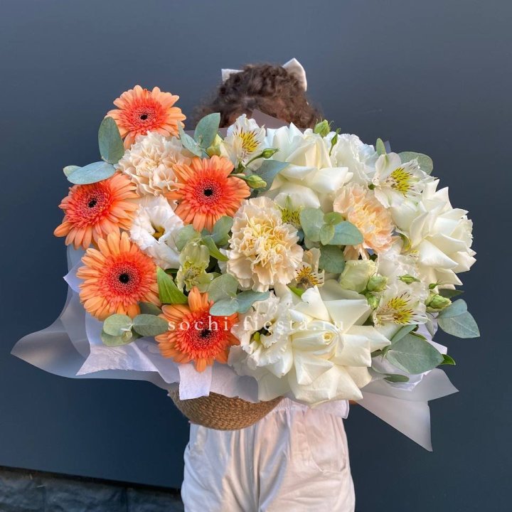 Розы и герберы в джутовом кашпо "Георгино" в Владимире