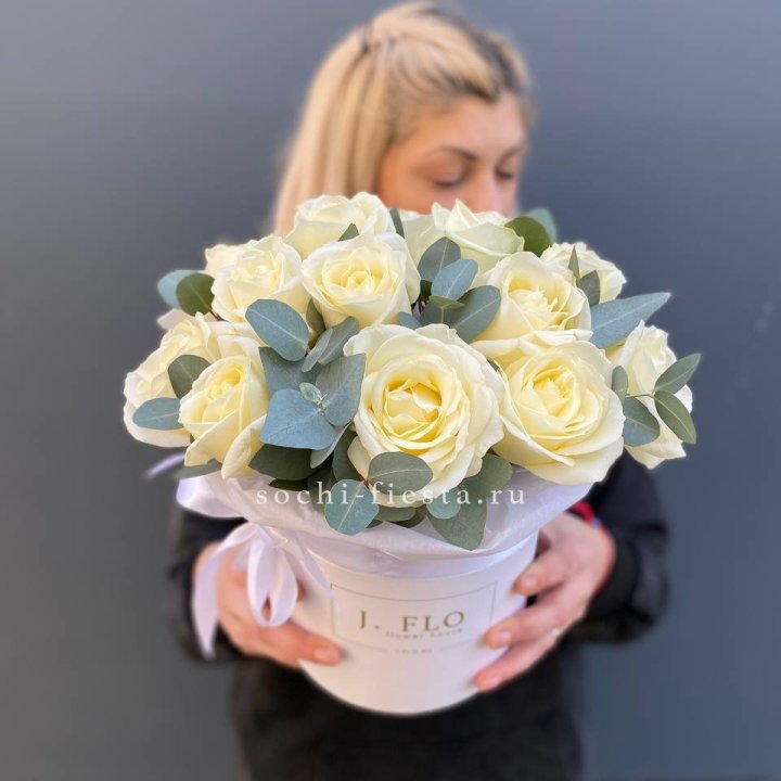 15 белых роз в боксе в Владимире