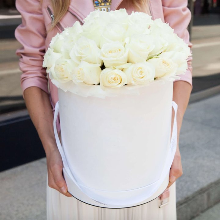 35 белых роз в цилиндре в Владимире