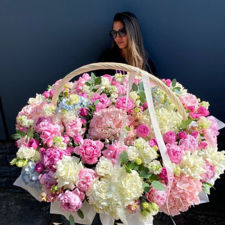 Цветочная корзина из пионов и пионовидных роз "Перфекте" в Владимире