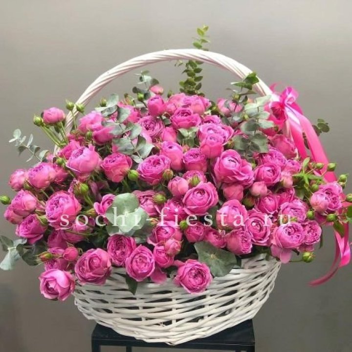 65 пионовидных кустовых роз в корзине в Владимире