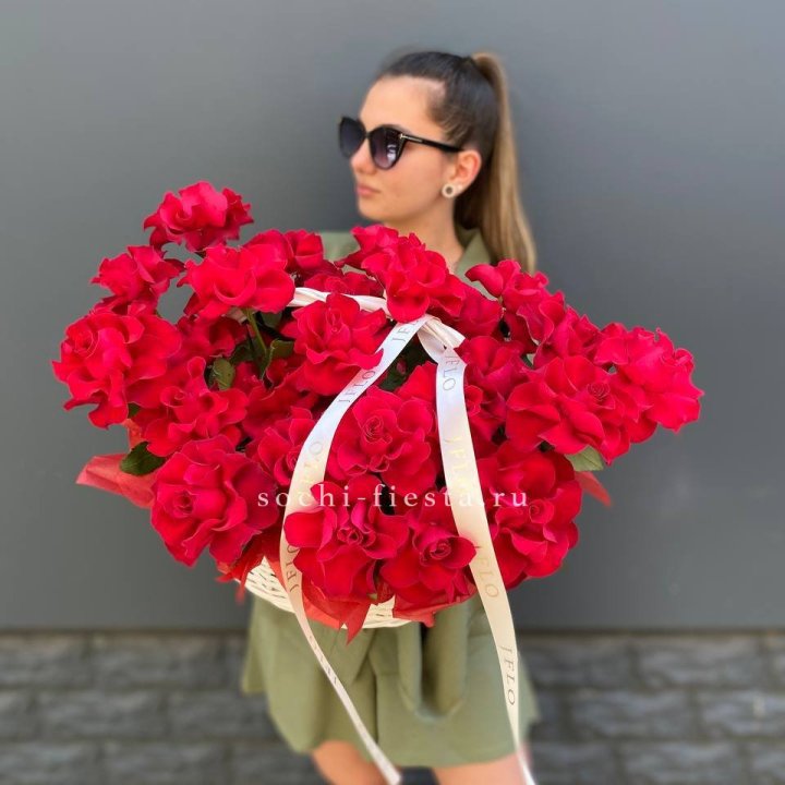 Красные французские розы в корзине в Владимире