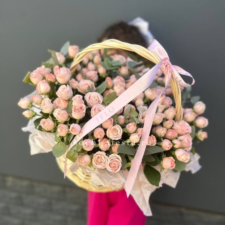 Корзина кустовых пионовидных роз в Владимире