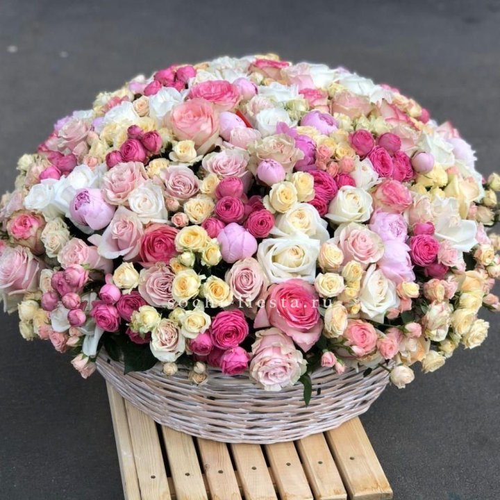 Цветочная корзина из пионов и пионовидных роз "Юниверсити" в Владимире