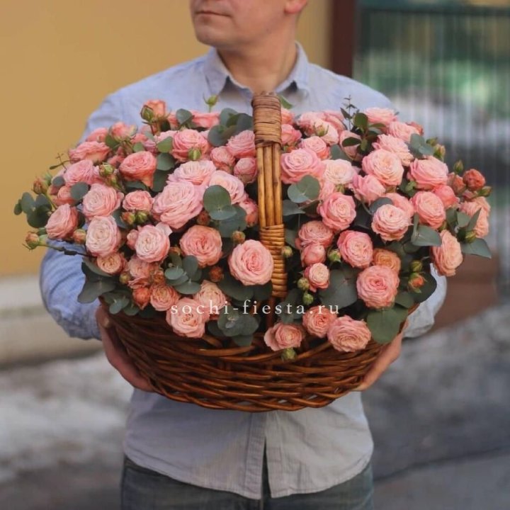 Корзина из 101 пионовидной розы в Владимире