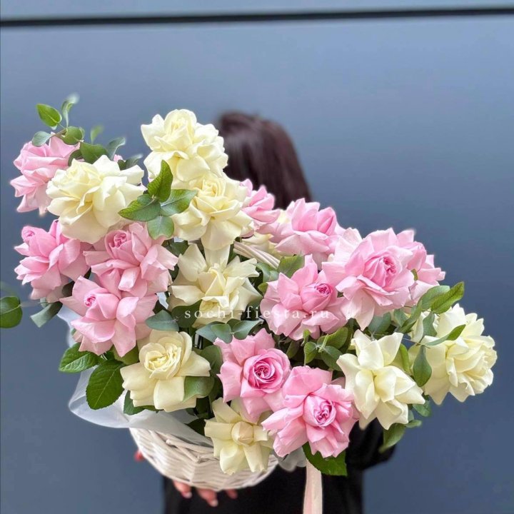 25 Французских роз в корзине в Владимире