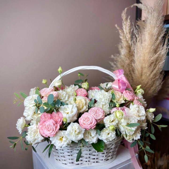 Цветочная корзина "Пинки вайт" в Владимире