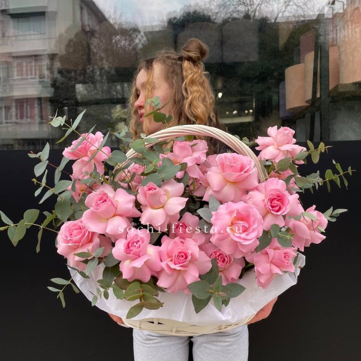 25 роз в цветочной корзине  в Владимире