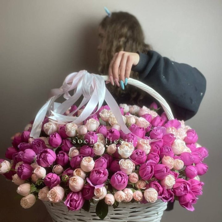 Премиум корзина пионовидных кустовых роз в Владимире