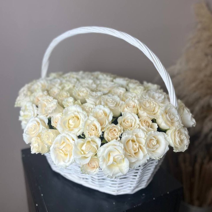 101 белая роза в корзине в Владимире
