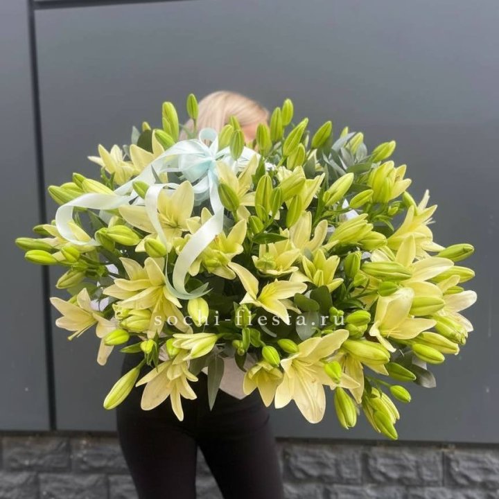 Лилии в корзине в Владимире
