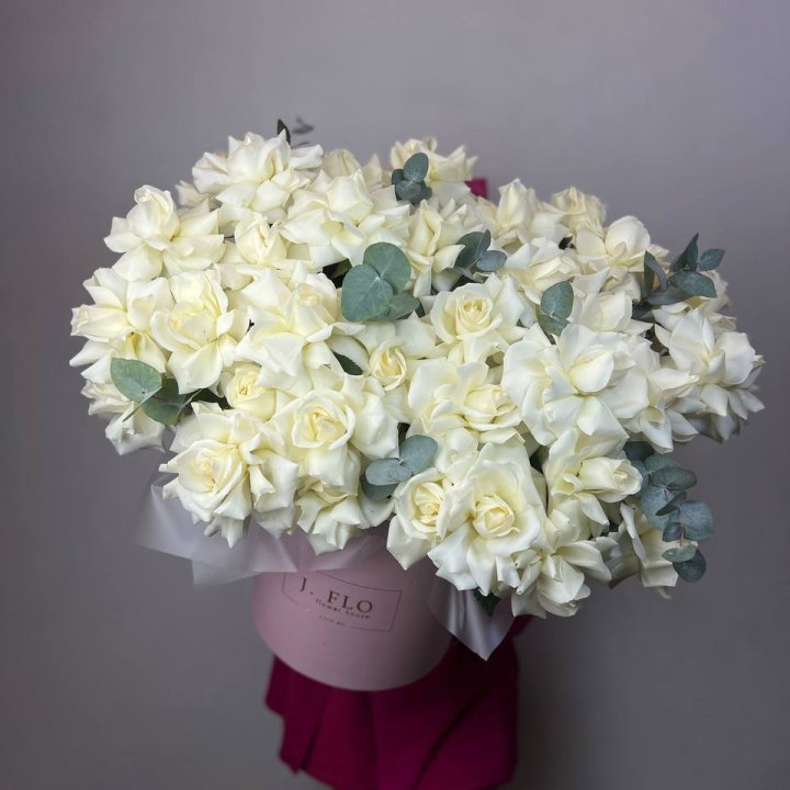 37 белых роз в боксе в Владимире