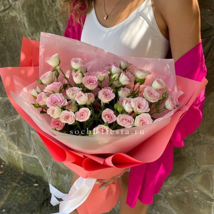 Розовые кустовые розы в Владимире