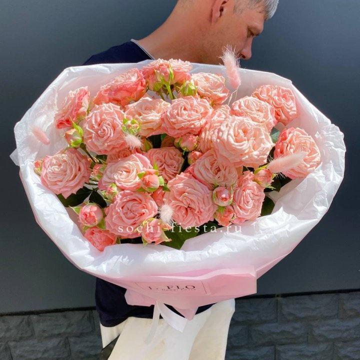 Пионовидные розы Мадам Бомбастик в Владимире