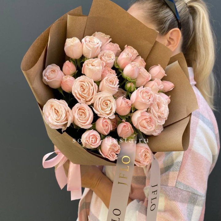 Кустовые розы Бомбастик в крафте в Владимире