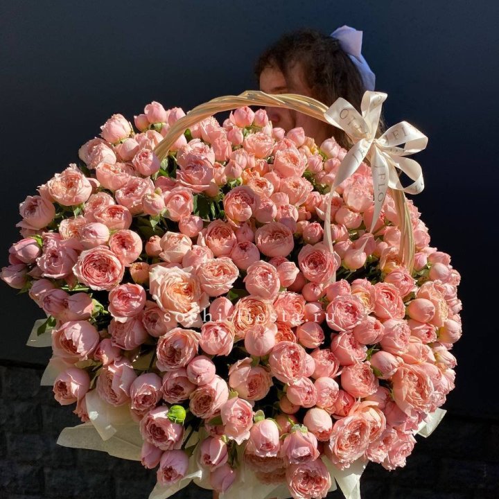 Корзина из пионовидных роз в Владимире