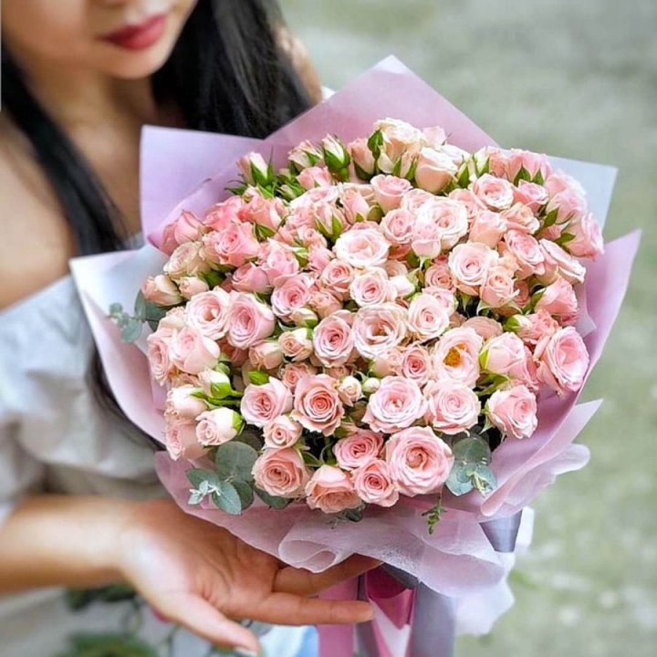 Кустовые розы с эвкалиптом в Владимире