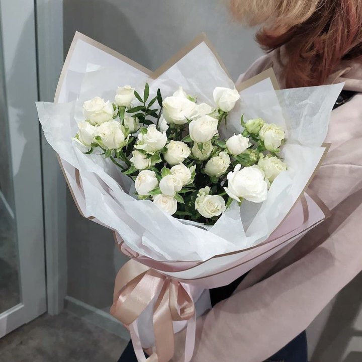 Белоснежные кустовые розы в Владимире