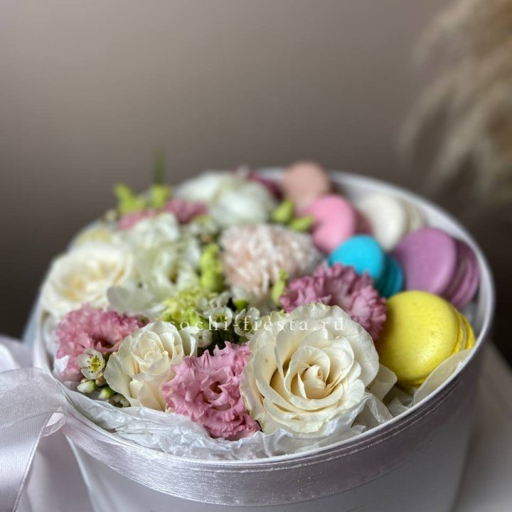 Цветы в цилиндре с макаронс "Прованс" в Владимире