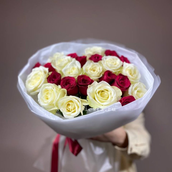Букет их красных и белых 25 роз в Владимире