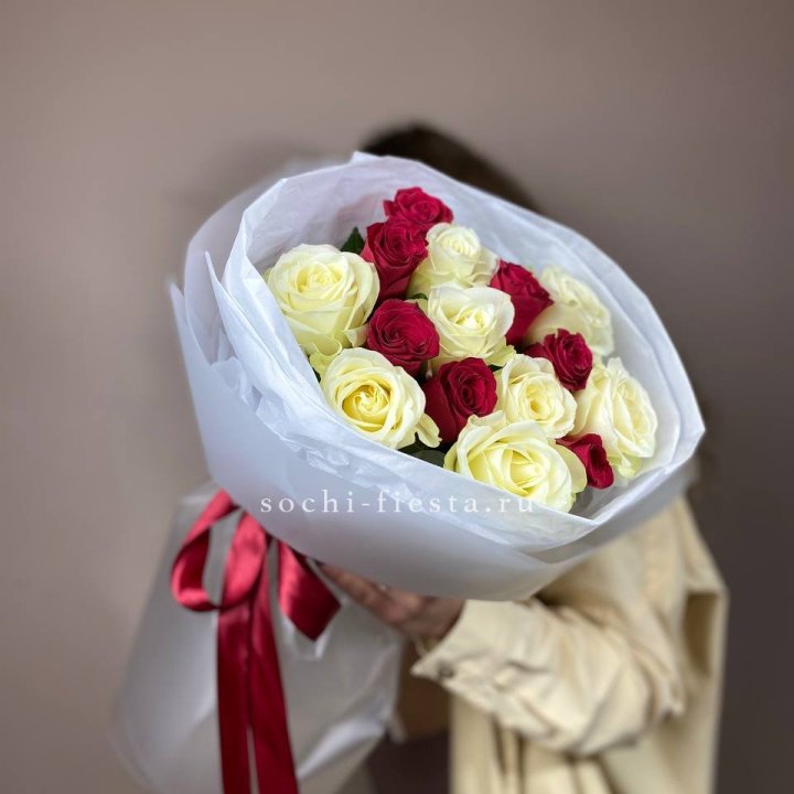 Букет из красных белых 15 роз в Владимире