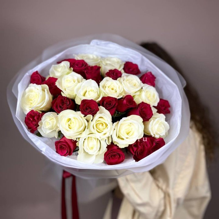 Букет из красных белых 35 роз в Владимире