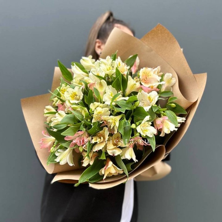 Букет альстромерий в крафте в Владимире