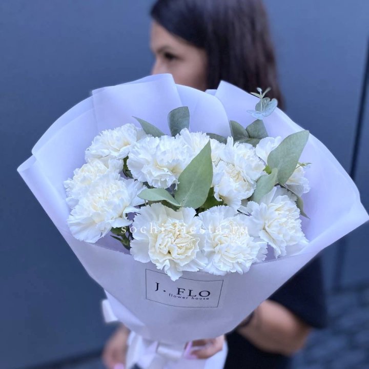 Букет белых диантусов с эвкалиптом в Владимире