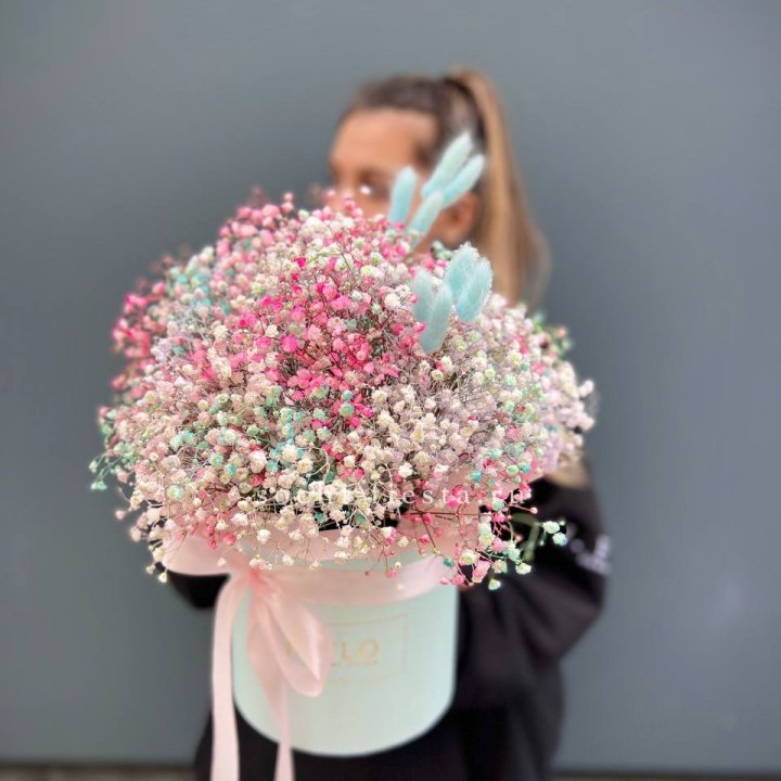 9 Радужных гипсофилы в шляпной коробке в Владимире