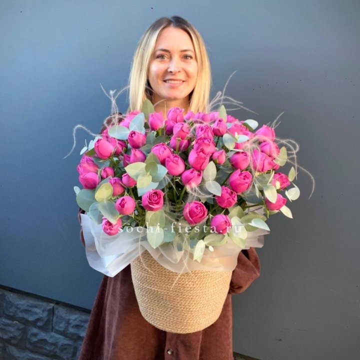 Пионовидные розы  в джутовом кашпо  в Владимире