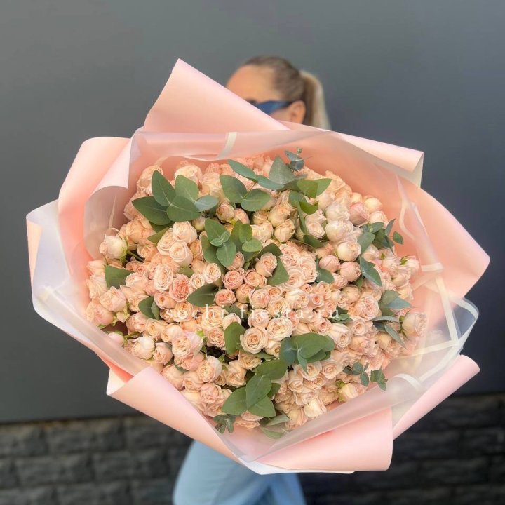 101 кустовая роза с эвкалиптом в Владимире