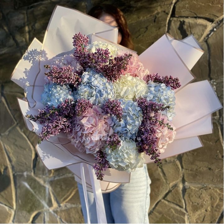 Букет гортензии с сиренью в Владимире