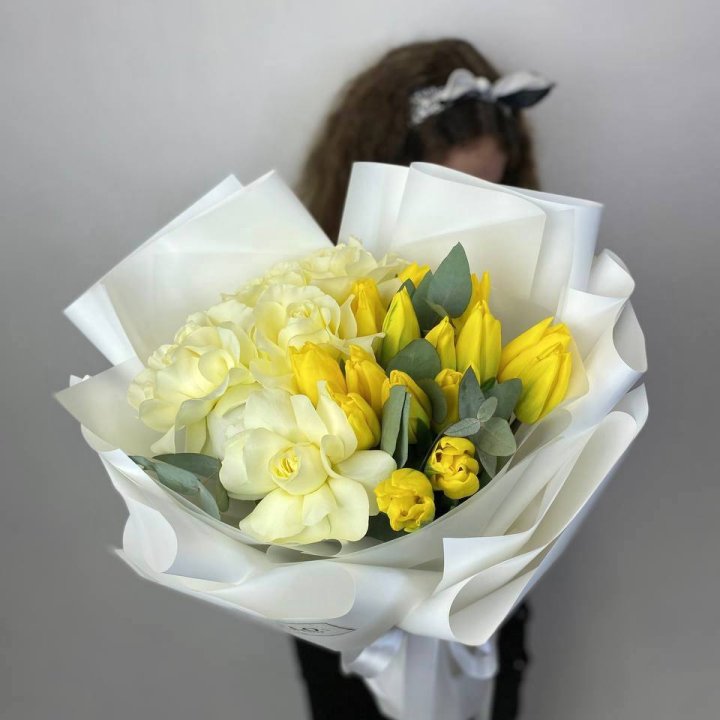 Дуо жёлтые тюльпаны и розы в Владимире