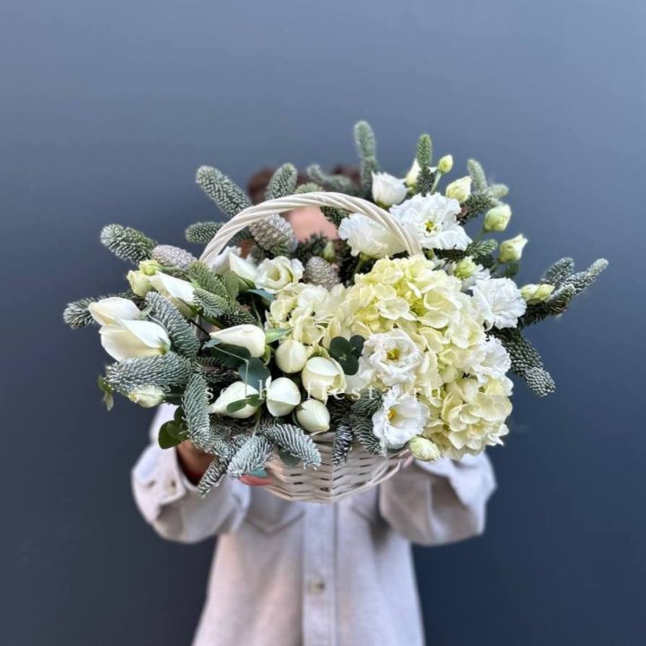 Новогодняя корзина с цветами в Владимире