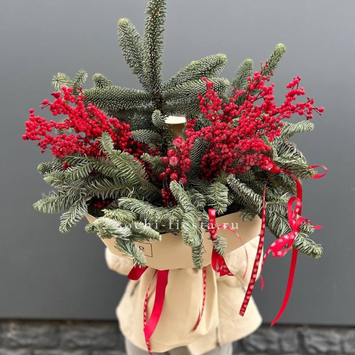 Букет нобилиса и ягод в Владимире