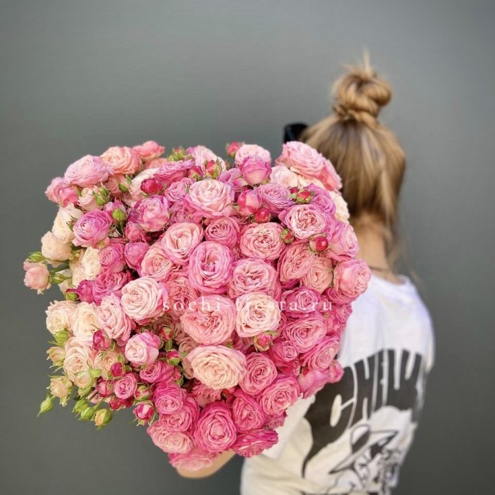 Охапка кустовых роз бомбастик пинк в Владимире