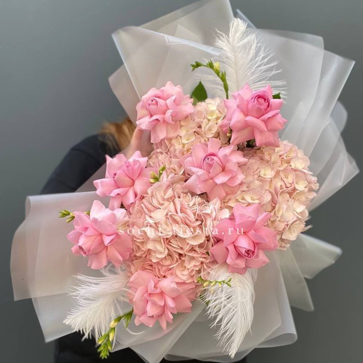  Букет  из гортензий и розовых роз в Владимире