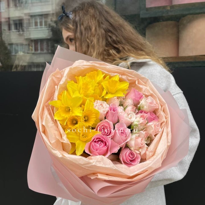 Букет роз и нарциссов в Владимире