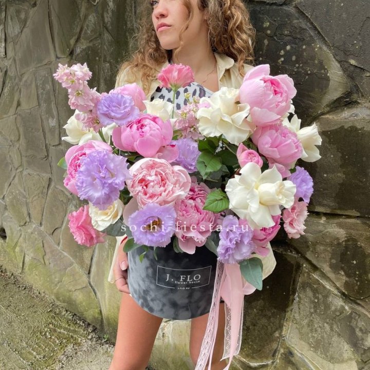 Дизайнерский цилиндр с пионами в Владимире